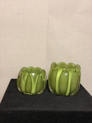 Groene glazen waxinelichthouders in groot en klein formaat.