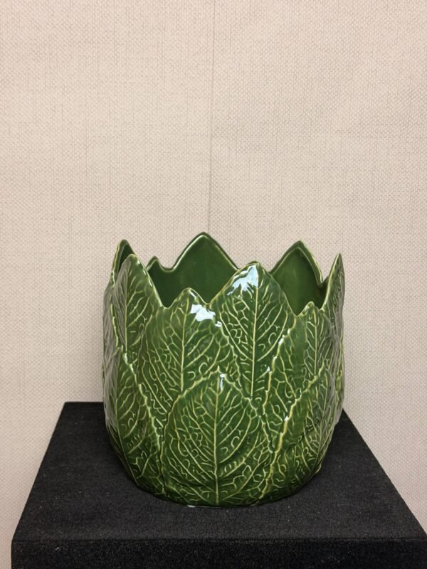 Groene keramische plantenpot met bladmotief en glanzende afwerking.