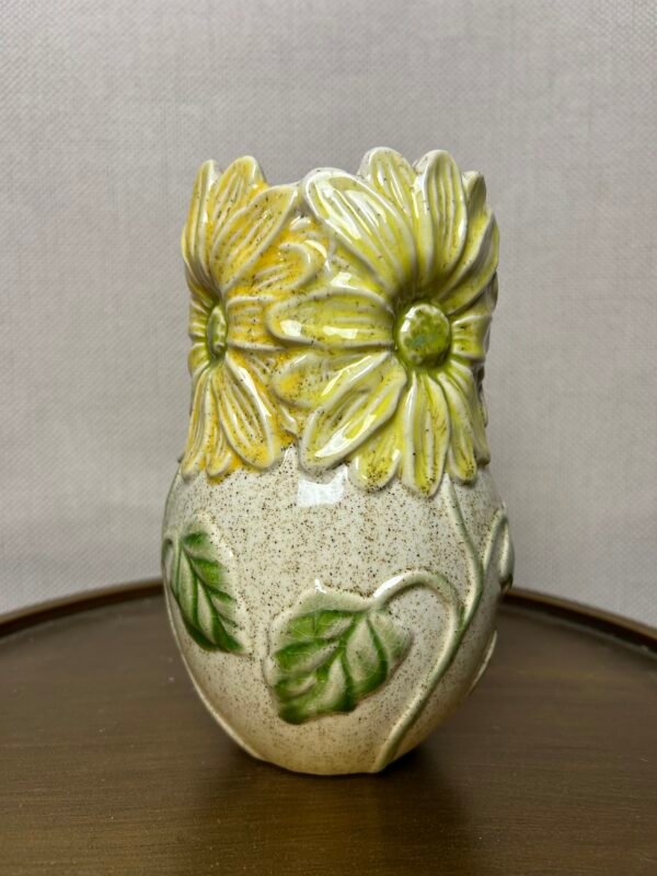 Keramieken vaas met bloemen reliëf.