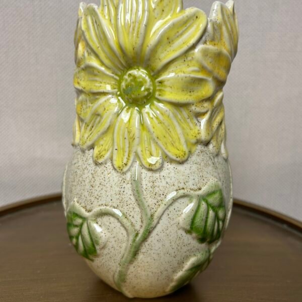 Keramieken vaas met bloemen reliëf.