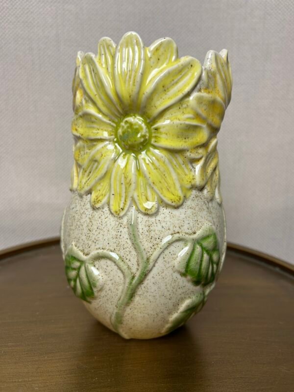 Keramieken vaas met bloemen reliëf.