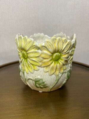 Keramieken vaas met bloemenreliëf