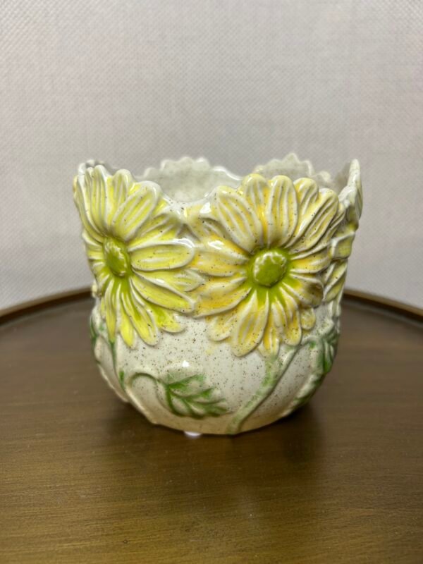 IMG_3983 Keramieken vaas met bloemenreliëf