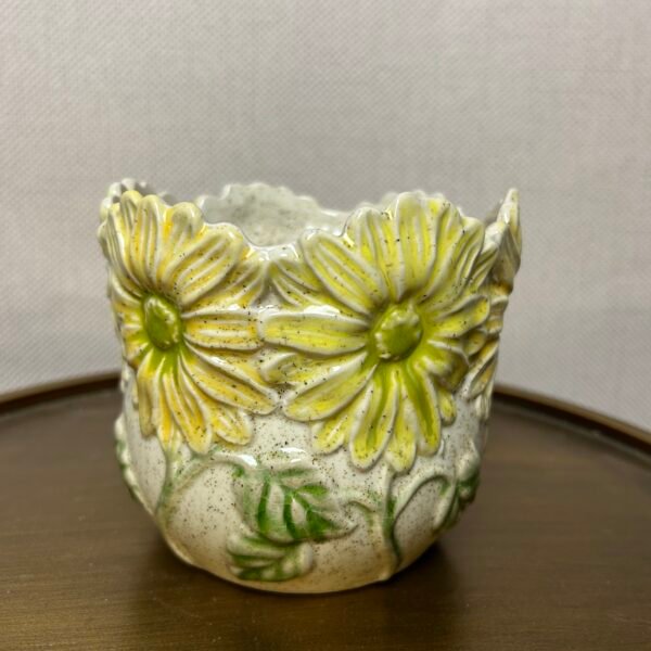 IMG_3984 Keramieken vaas met bloemenreliëf