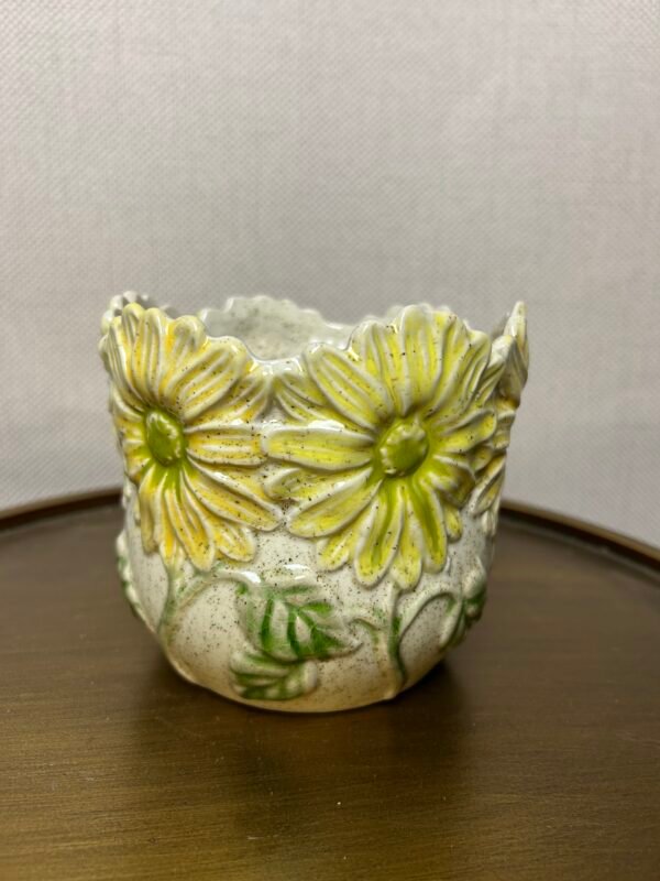 IMG_3984 Keramieken vaas met bloemenreliëf